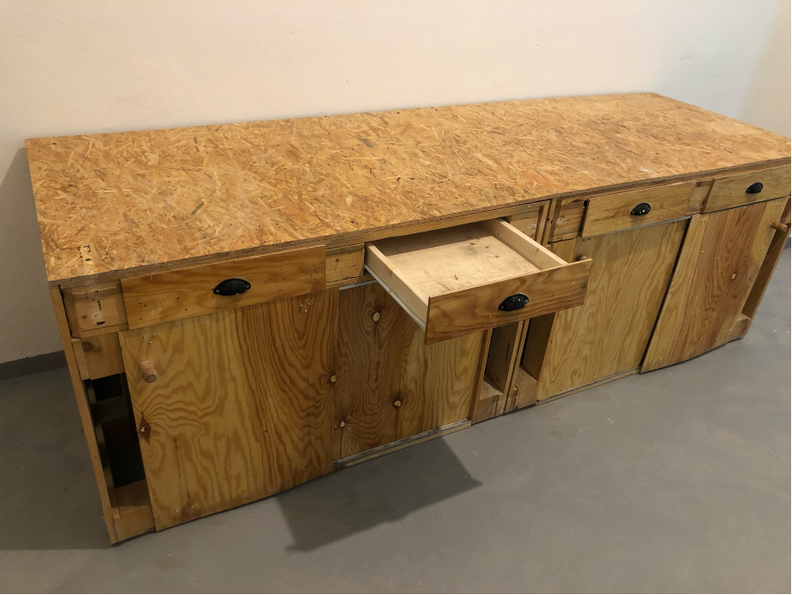 Werkbank aus Holz mit Schubladen