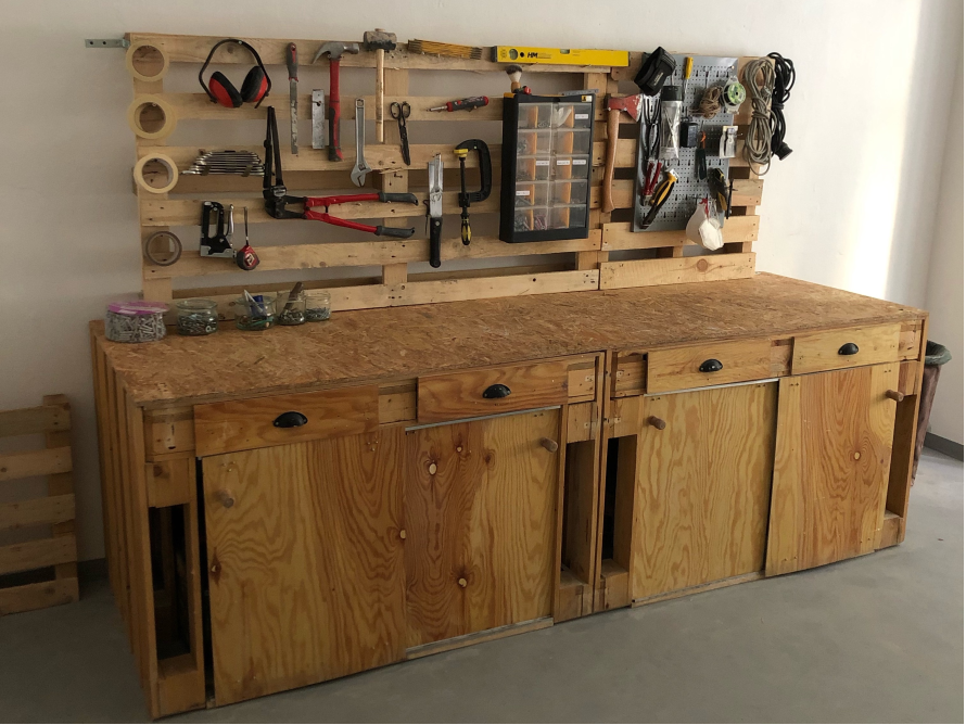 Werkbank aus Holz mit Werkzeug