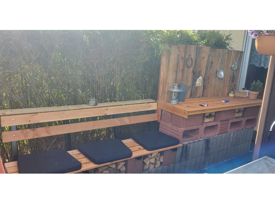 Gartenbank mit Tisch und Bambuswand