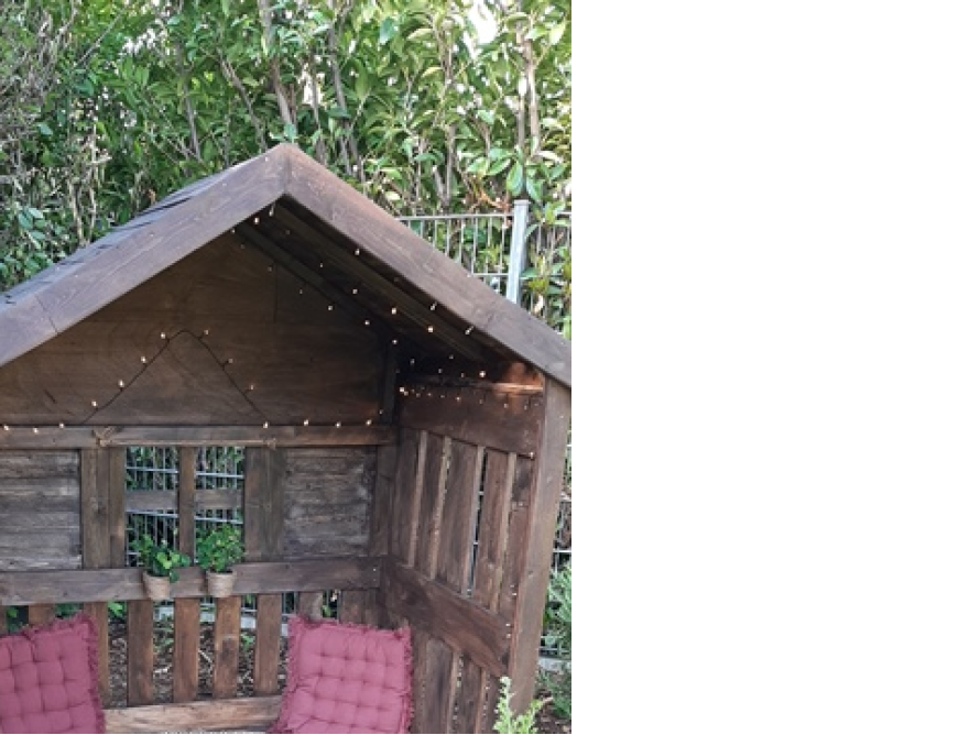 Gartenhaus aus Holz mit Lichterkette