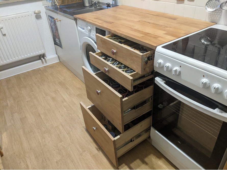 Offene Küchenschubladen mit Einmachgläsern