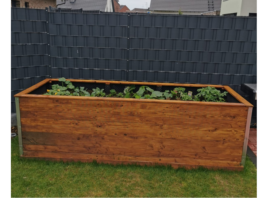 Holzbeet im Garten