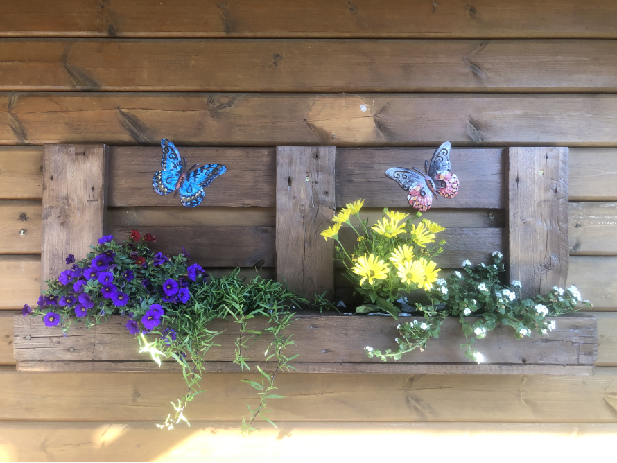 Blumenkasten für die Außenwand