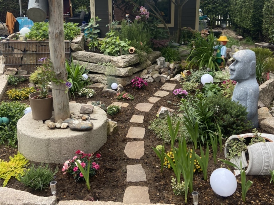Steingarten mit Dekoration und Gartenweg