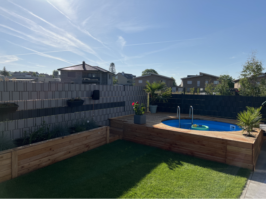 Garten mit Pool auf Holzterrasse