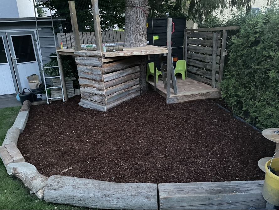 Spielplatz mit Rutsche und Schaukel