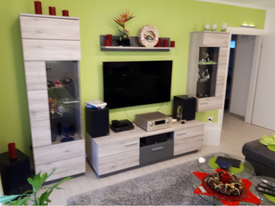 Wohnzimmer mit Unterhaltungselektronik und Möbeln