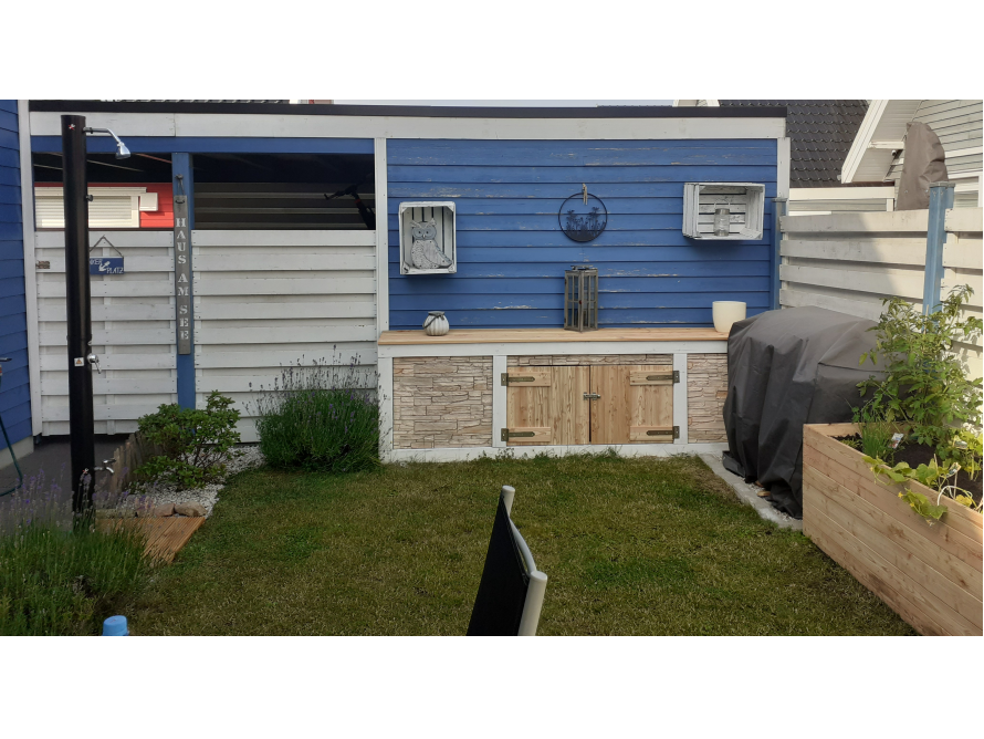 Gartenbereich mit blauer Laube