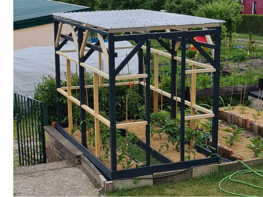 Grundgerüst eines Gartenhauses aus Holz