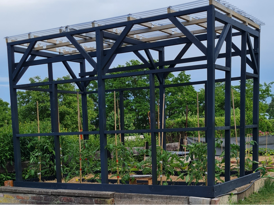 Holzgerüst eines Gewächshauses