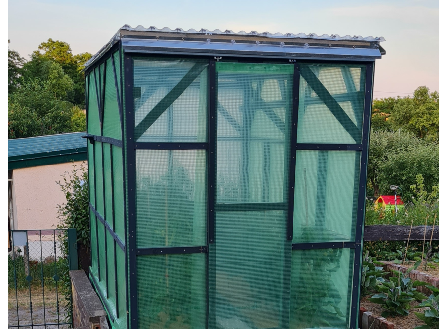 Kleines Gewächshaus mit grüner Folie