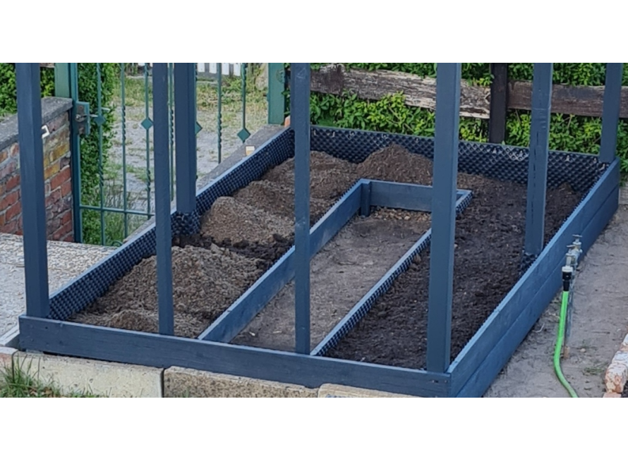 Holzgerüst eines Hochbeets