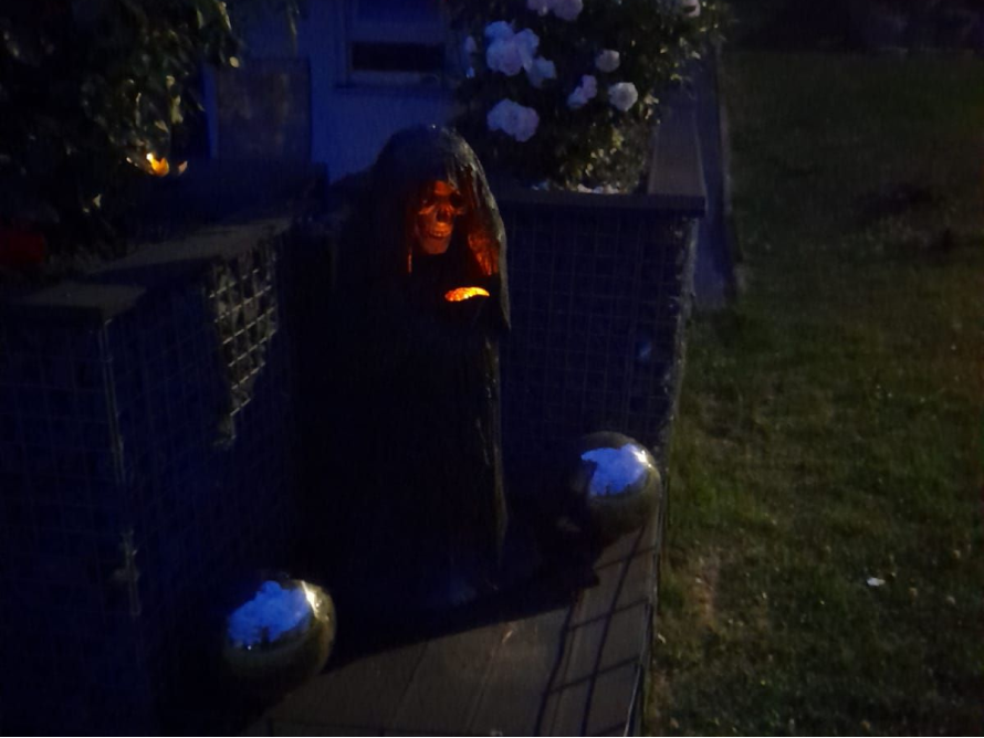 Halloween-Dekoration bei Nacht