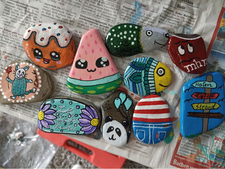 Bemalte Steine mit verschiedenen Motiven