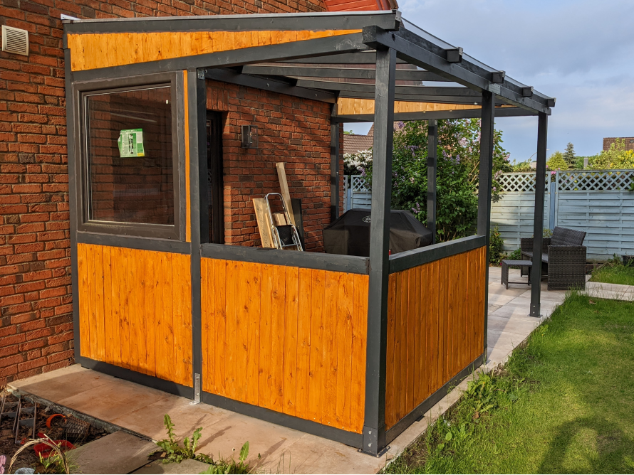 Unfertiger Anbau an einem Haus