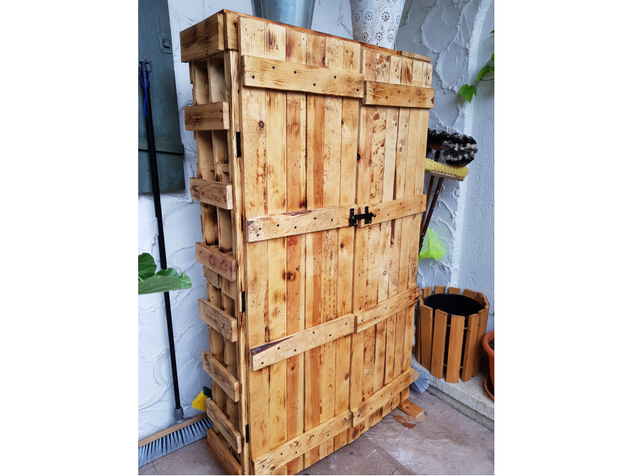 Hochschrank aus Palettenholz mit zwei Türen