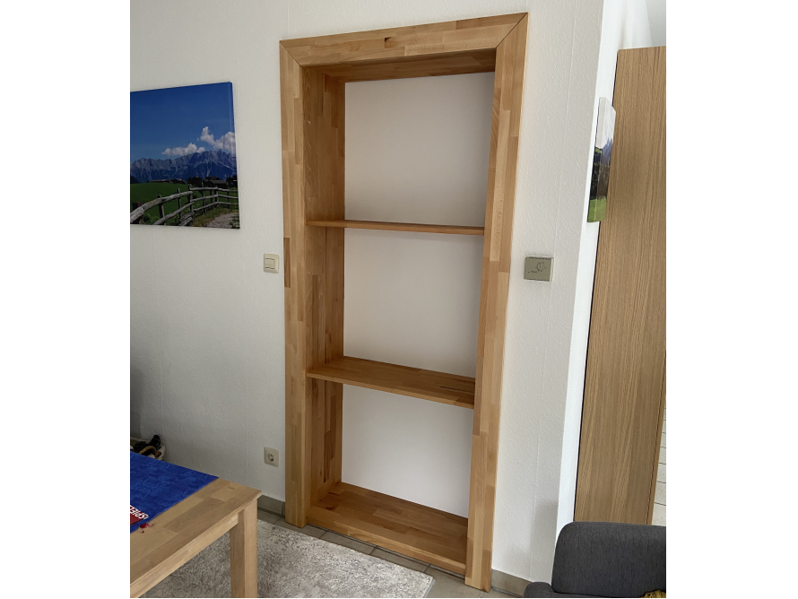 Eingebautes offenes Regal aus hellem Holz