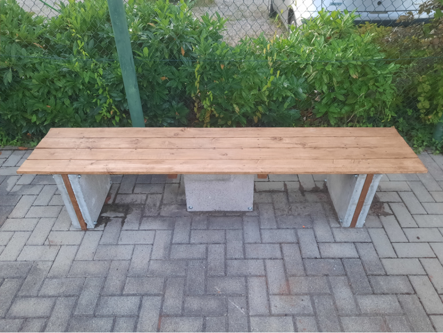 Holzbank mit Betonfüßen