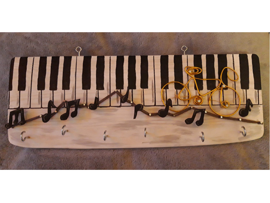 Garderobe mit Klaviertasten und Fahrrad Dekoration