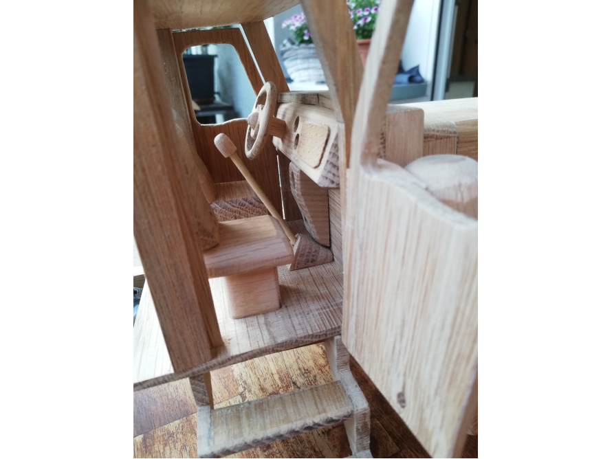 Innenraum eines Spielzeuglasters aus Holz