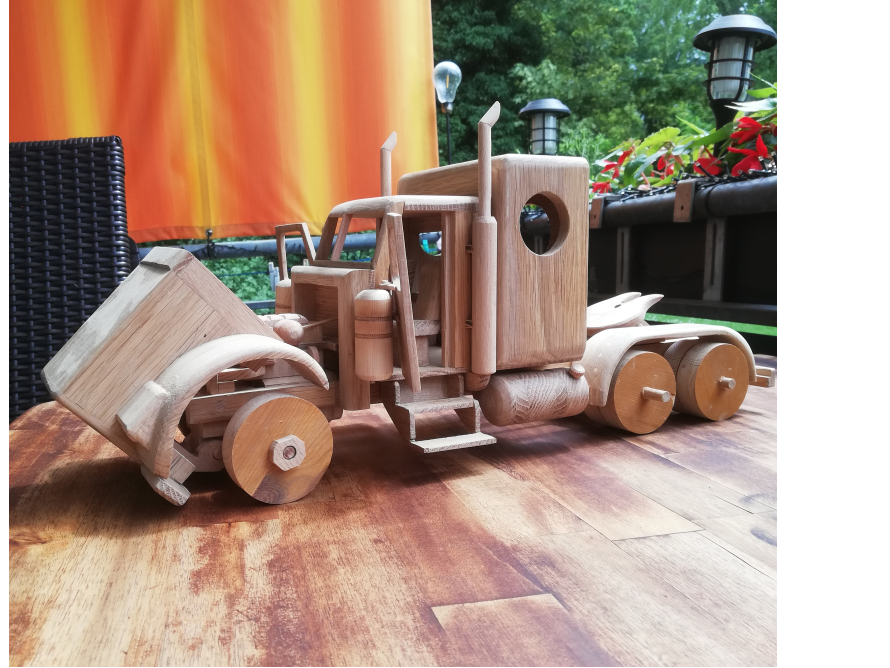Spielzeug-Lastwagen aus Holz
