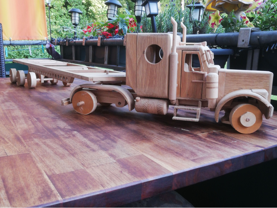 Spielzeuglastwagen aus Holz