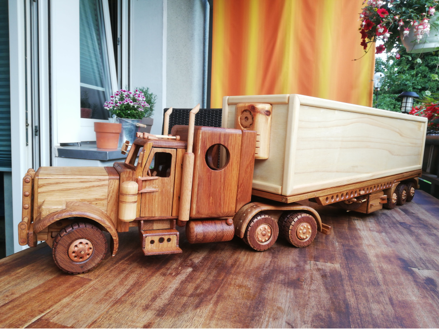 Holzmodell eines Lastwagens