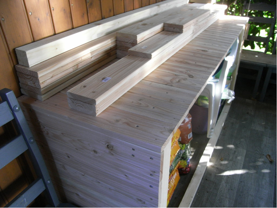 Holzbalken liegen auf einem Holzregal