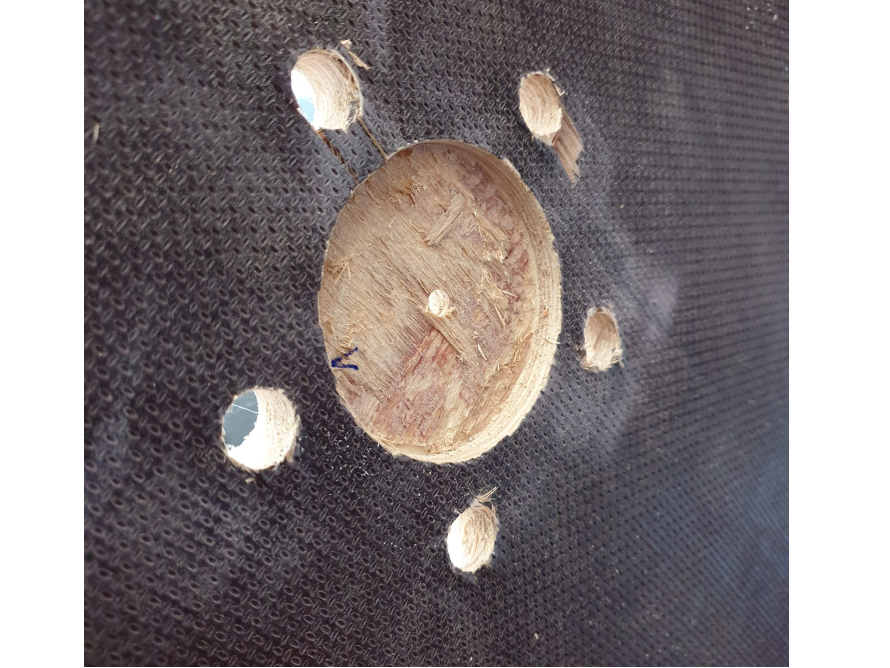 Holzplatte mit Lochbohrungen