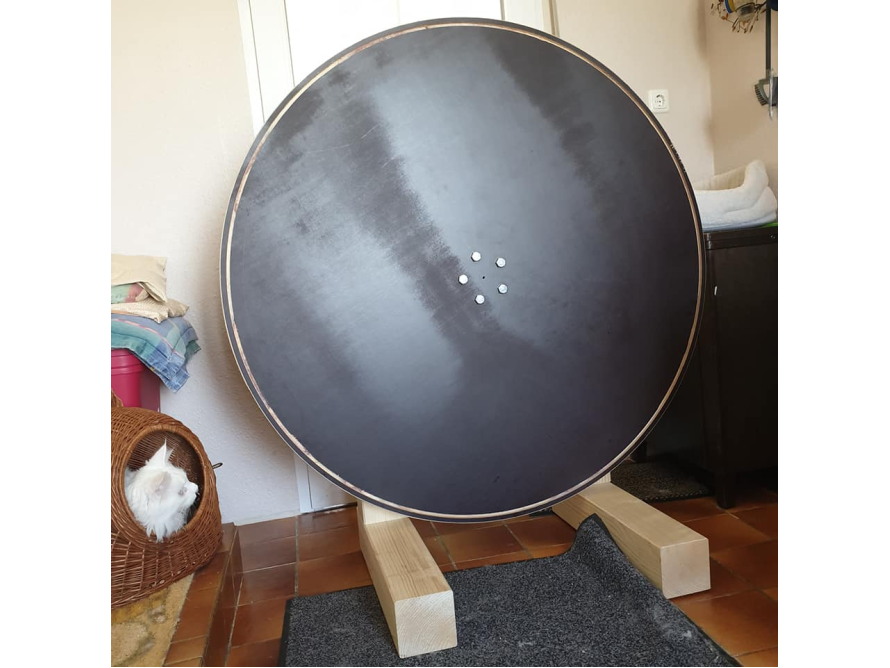 Große runde Holzplatte auf Holzgestell