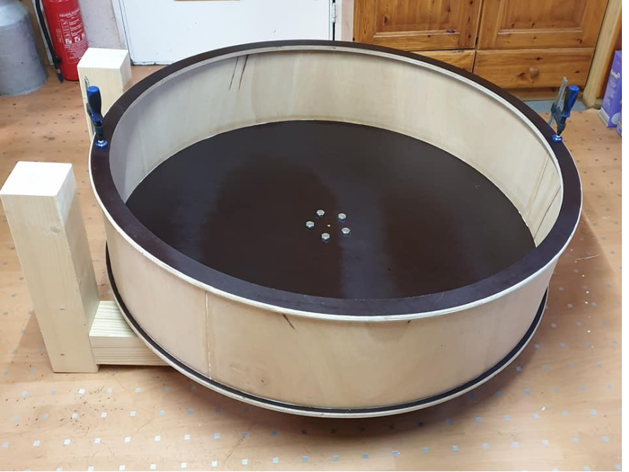 Runder Holzrahmen mit Zwingen