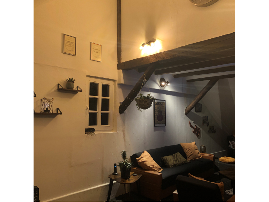 Gemütliches Wohnzimmer mit sichtbaren Holzbalken