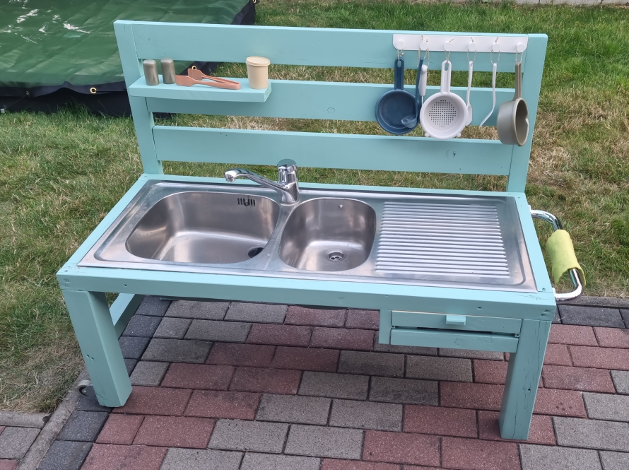 Spielküche aus Holz mit Spüle