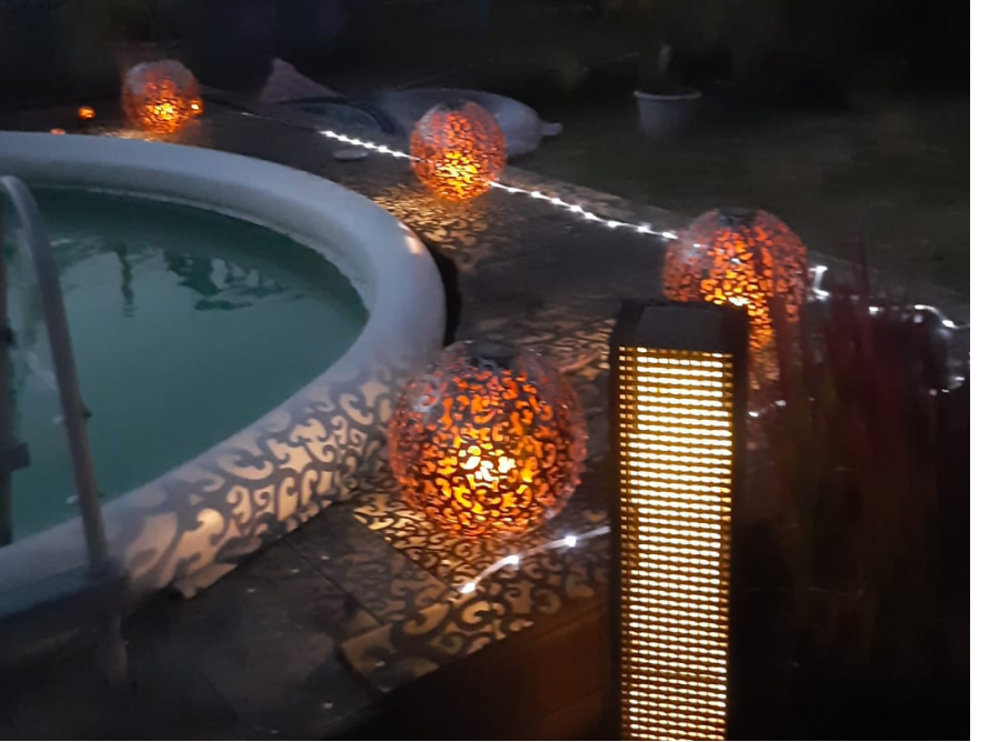 Whirlpool mit Lichtern im Dunkeln