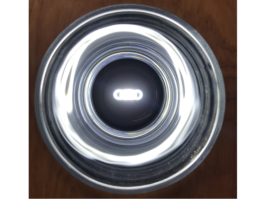 Blick in ein leeres Trinkglas