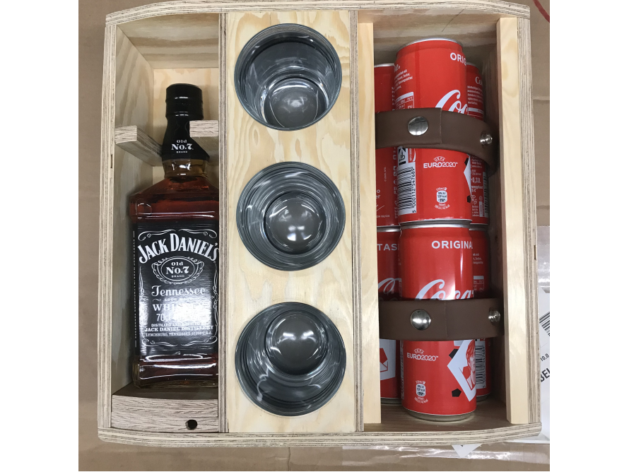 Ein Holzkasten mit einer Flasche und Dosengetränken sowie Gläsern.