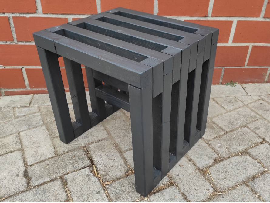 Schwarzer Holzhocker