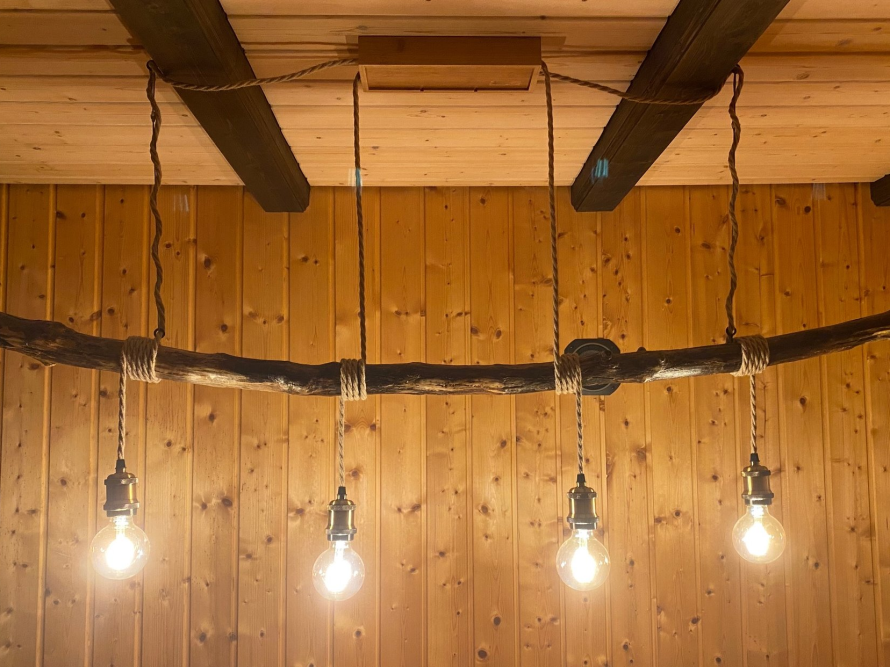 Rustikale Hängelampe mit vier Glühbirnen