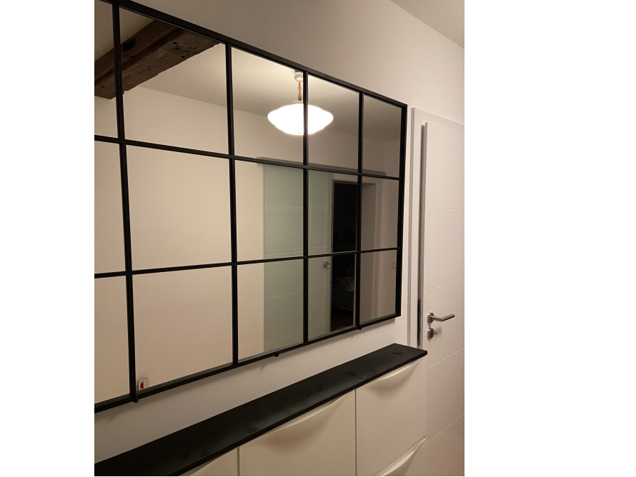 Großer Spiegel mit schwarzen Sprossen