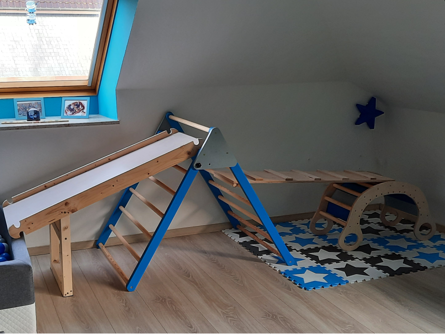 Hölzernes Klettergerüst mit Rutsche