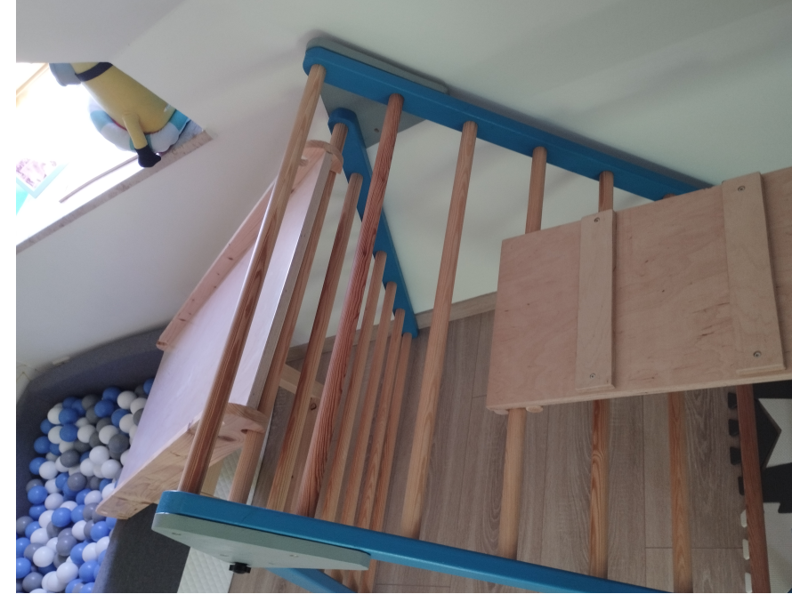 Ein hölzernes Spielgerüst für Kinder