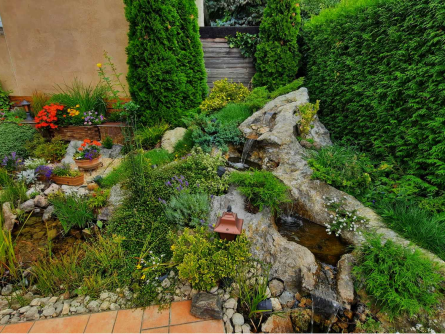 Steingarten mit Bachlauf