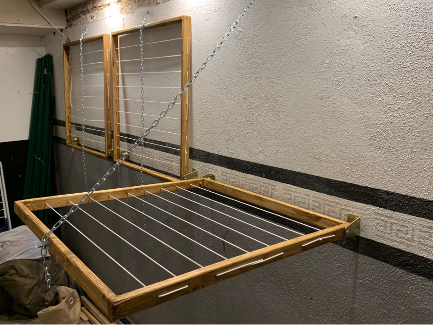 Klappbarer Wäscheständer aus Holz mit Ketten