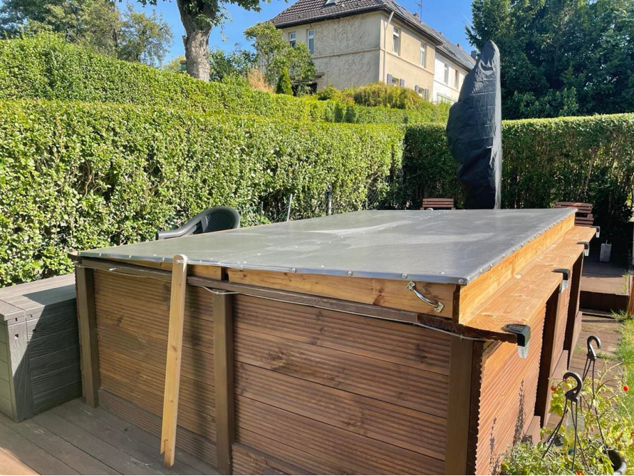 Gartenhaus mit grauer Plane