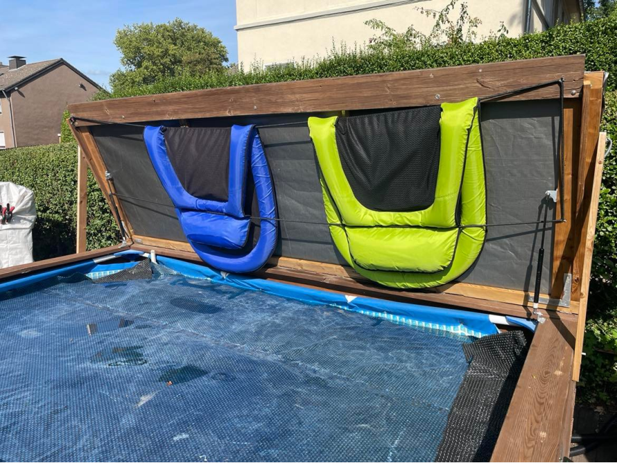 Abgedeckter Pool mit zwei Schwimmhilfen