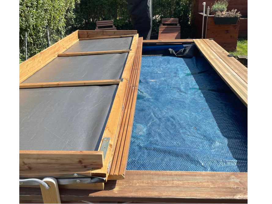 Abgedeckter Gartenpool