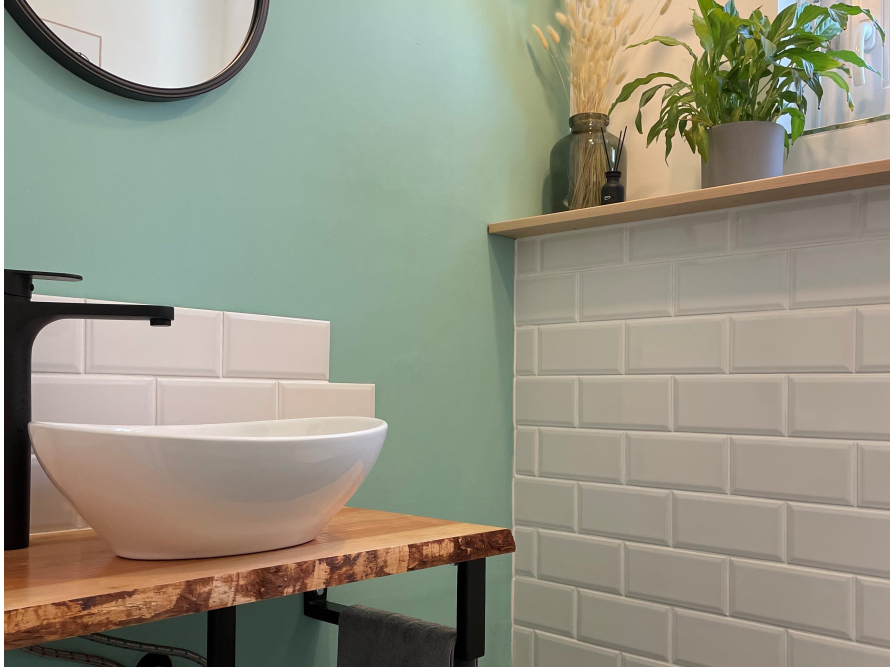 Modernes Waschbecken auf Holzplatte