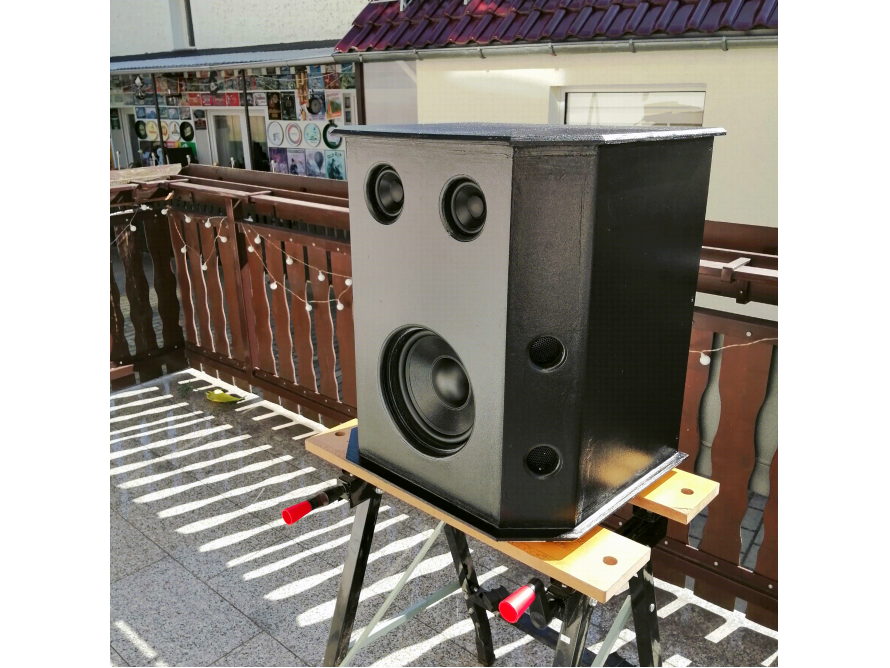 Ein schwarzer Lautsprecher auf einem Arbeitsbock