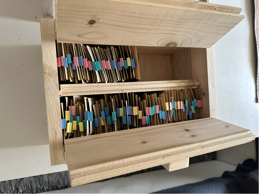 Eine Holzkiste mit Samentüten