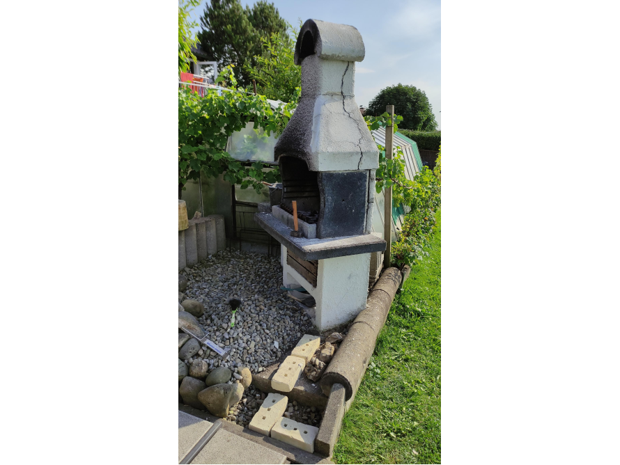 Ein gemauerter Gartengrill mit Kamin.